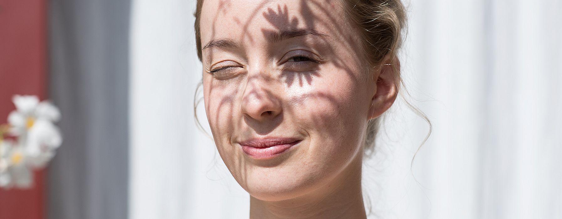 Girl lookign at the sun.