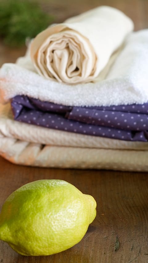 Cotton wraps and a lemon.