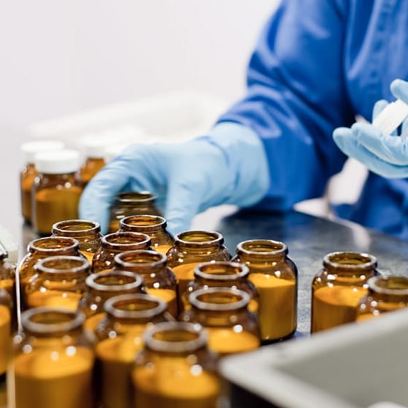 Filling glass bottles