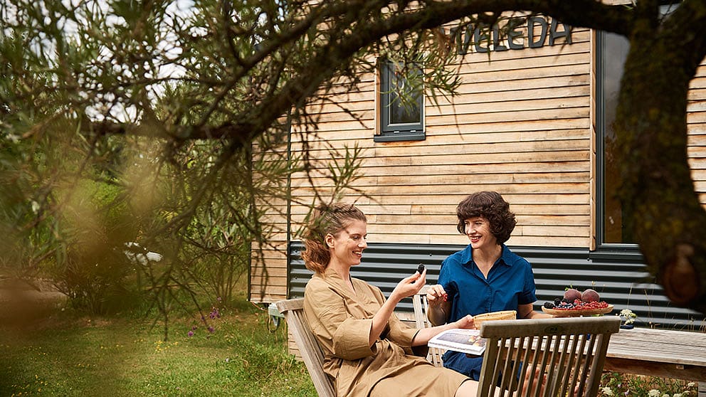 women having a picknick